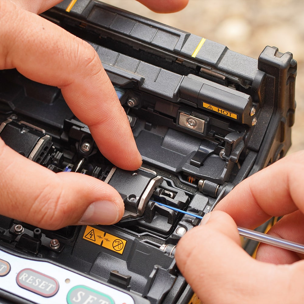 Glasfaser Verspleißung, 2 Hände, Verspleiß Maschine